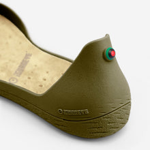 Load image into Gallery viewer, Freshoes Camo Khaki with the Vegan insoles Beige close up view
