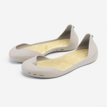 Load image into Gallery viewer, Freshoes Light Grey with the Vegan leather insoles Beige perspective view
