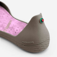 Load image into Gallery viewer, Freshoes Mastic with the Suede leather insoles Misty Rose close up view
