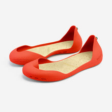 Load image into Gallery viewer, Freshoes Pepper Red with the Vegan insoles Beige perspective view
