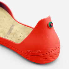 Load image into Gallery viewer, Freshoes Pepper Red with the Vegan insoles Beige close up view
