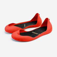 Load image into Gallery viewer, Freshoes Pepper Red with the Vegan insoles Black perspective view
