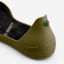 Load image into Gallery viewer, Freshoes Camo Khaki with the Vegan insoles Black close up view
