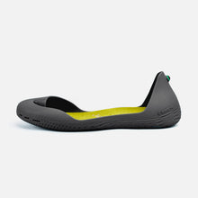Carregar imagem no visualizador da galeria, Freshoes Charcoal Grey with the Suede leather insoles Yellow Green side view

