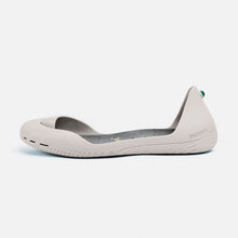 Carregar imagem no visualizador da galeria, Freshoes Light Grey with the Suede leather insoles Ash Grey side view
