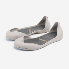 Carregar imagem no visualizador da galeria, Freshoes Light Grey with the Suede leather insoles Ash Grey perspective view
