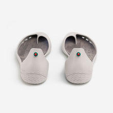 Carregar imagem no visualizador da galeria, Freshoes Light Grey with the Suede leather insoles Ash Grey rear view
