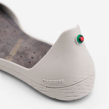 Carregar imagem no visualizador da galeria, Freshoes Light Grey with the Suede leather insoles Ash Grey close up view
