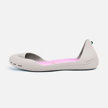 Carregar imagem no visualizador da galeria, Freshoes Light Grey with the Suede leather insoles Misty Rose side view
