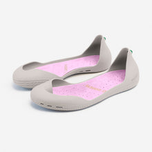 Carregar imagem no visualizador da galeria, Freshoes Light Grey with the Suede leather insoles Misty Rose perspective view
