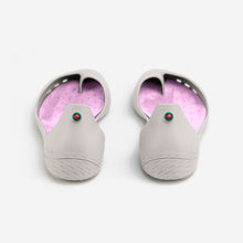 Carregar imagem no visualizador da galeria, Freshoes Light Grey with the Suede leather insoles Misty Rose rear view
