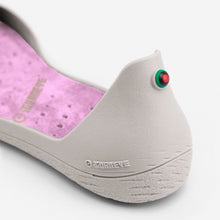 Load image into Gallery viewer, Freshoes Light Grey with the Suede leather insoles Misty Rose close up view
