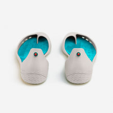 Carregar imagem no visualizador da galeria, Freshoes Light Grey with the Suede leather insoles Turquoise Blue rear view
