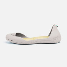 Carregar imagem no visualizador da galeria, Freshoes Light Grey with the Vegan leather insoles Beige side view
