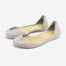 Carregar imagem no visualizador da galeria, Freshoes Light Grey with the Vegan leather insoles Beige perspective view
