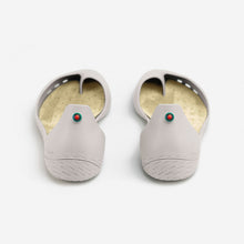 Carregar imagem no visualizador da galeria, Freshoes Light Grey with the Vegan leather insoles Beige rear view
