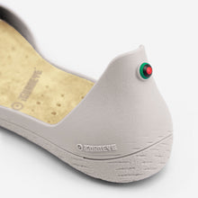 Carregar imagem no visualizador da galeria, Freshoes Light Grey with the Vegan leather insoles Beige close up view
