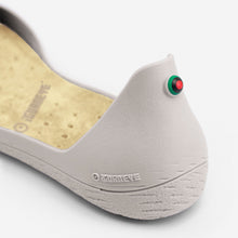 Load image into Gallery viewer, Freshoes Light Grey with the Vegan leather insoles Beige close up view
