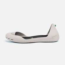 Charger l&#39;image dans la galerie, Freshoes Light Grey with the Vegan leather insoles Black side view
