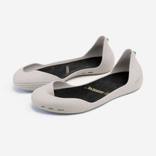 Carregar imagem no visualizador da galeria, Freshoes Light Grey with the Vegan leather insoles Black perspective view
