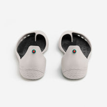 Carregar imagem no visualizador da galeria, Freshoes Light Grey with the Vegan leather insoles Black rear view
