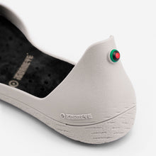 Carregar imagem no visualizador da galeria, Freshoes Light Grey with the Vegan leather insoles Black close up view
