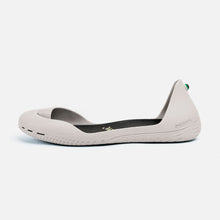 Carregar imagem no visualizador da galeria, Freshoes Light Grey with the Waterproof leather insoles Black side view
