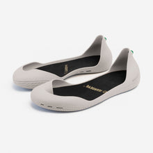 Carregar imagem no visualizador da galeria, Freshoes Light Grey with the Waterproof leather insoles Black perspective view
