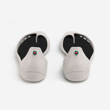 Carregar imagem no visualizador da galeria, Freshoes Light Grey with the Waterproof leather insoles Black rear view
