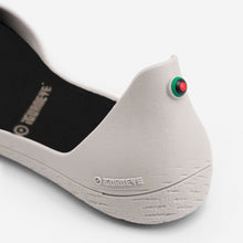 Carregar imagem no visualizador da galeria, Freshoes Light Grey with the Waterproof leather insoles Black close up view
