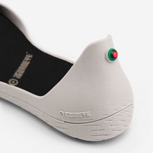Load image into Gallery viewer, Freshoes Light Grey with the Waterproof leather insoles Black close up view
