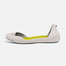 Carregar imagem no visualizador da galeria, Freshoes Light Grey with the Suede leather insoles Yellow Green side view

