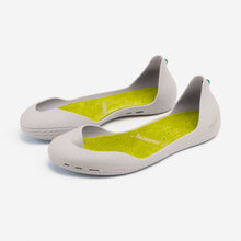 Carregar imagem no visualizador da galeria, Freshoes Light Grey with the Suede leather insoles Yellow Green perspective view
