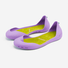 Load image into Gallery viewer, Freshoes Lilas with the Suede leather insoles Yellow Green perspective view
