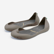 Load image into Gallery viewer, Freshoes Mastic with the Suede leather insoles Ash Grey perspective view
