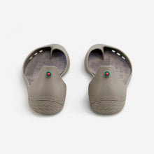 Load image into Gallery viewer, Freshoes Mastic with the Suede leather insoles Ash Grey rear view
