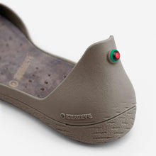 Load image into Gallery viewer, Freshoes Mastic with the Suede leather insoles Ash Grey close up view
