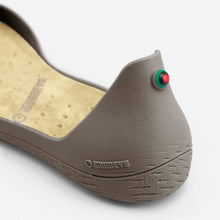 Load image into Gallery viewer, Freshoes Mastic with the Vegan insoles Beige close up view
