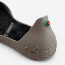 Load image into Gallery viewer, Freshoes Mastic with the Vegan insoles Black close up view
