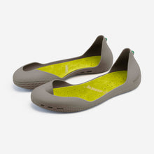 Carregar imagem no visualizador da galeria, Freshoes Mastic with the Suede leather insoles Yellow Green perspective view
