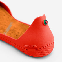 Lade das Bild in den Galerie-Viewer, Freshoes Pepper Red with the Suede leather insoles Amber Orange close up view
