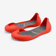 Lade das Bild in den Galerie-Viewer, Freshoes Pepper Red with the Suede leather insoles Ash Grey perspective view
