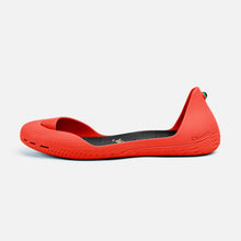 Load image into Gallery viewer, Freshoes Pepper Red with the Vegan insoles Black side view
