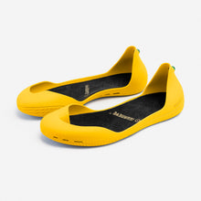 Load image into Gallery viewer, Freshoes Yellow Sun with the Vegan insoles Black perspective view
